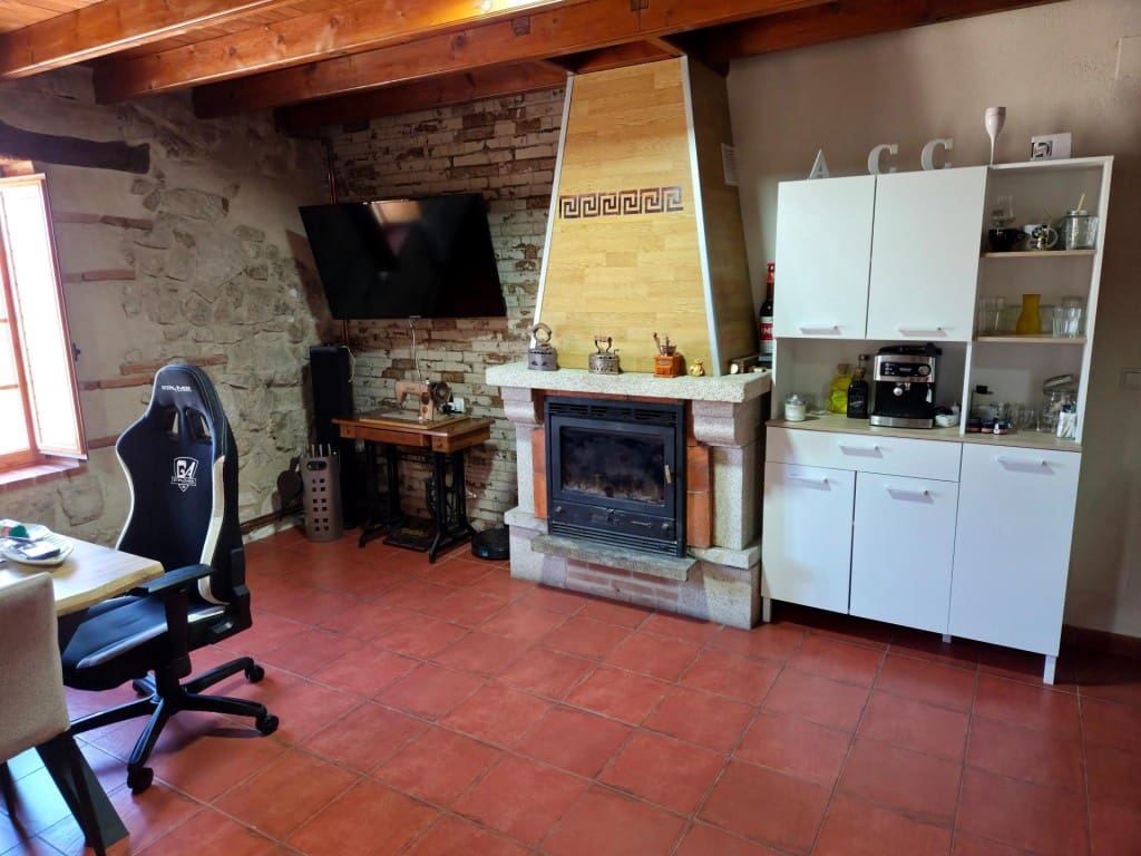 3 bedroom Villa for sale in Calzada de Valdunciel - € 209,900 (Ref: 9731987)