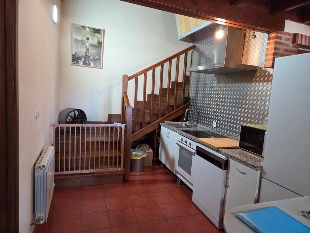 3 bedroom Villa for sale in Calzada de Valdunciel - € 209,900 (Ref: 9731987)