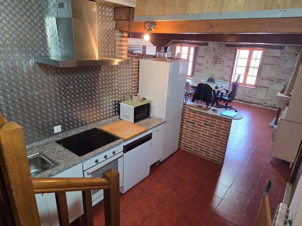 3 bedroom Villa for sale in Calzada de Valdunciel - € 209,900 (Ref: 9731987)