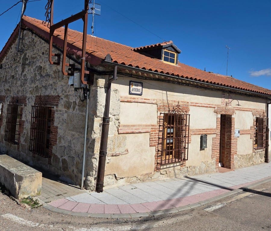 3 bedroom Villa for sale in Calzada de Valdunciel - € 209,900 (Ref: 9731987)
