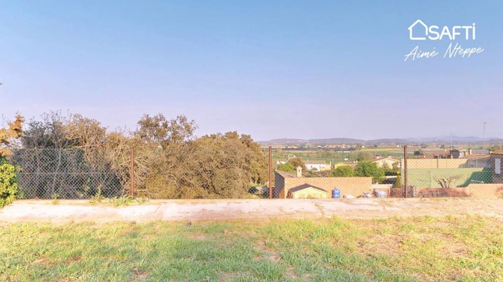 6 bedroom Villa for rent in Parlava with garage - € 1,200 (Ref: 9735451)