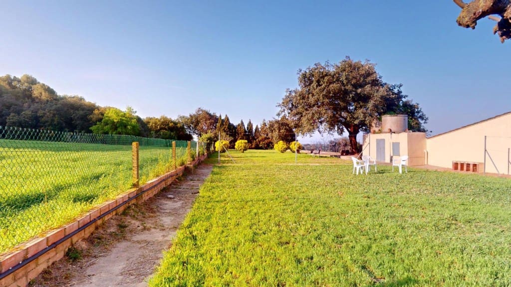 6 bedroom Villa for rent in Parlava with garage - € 1,200 (Ref: 9735451)