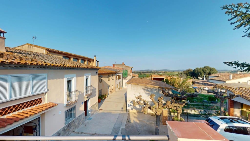 6 bedroom Villa for rent in Parlava with garage - € 1,200 (Ref: 9735451)