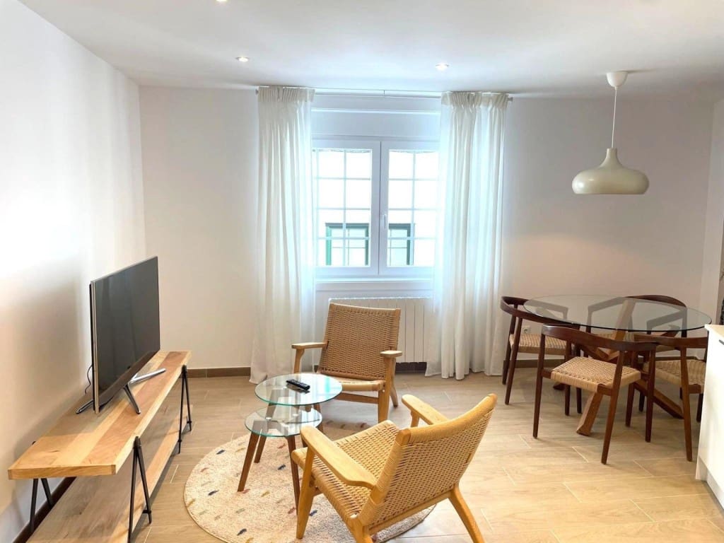 2 bedroom Apartment for rent in Santiago de Compostela - € 800 (Ref: 9738438)