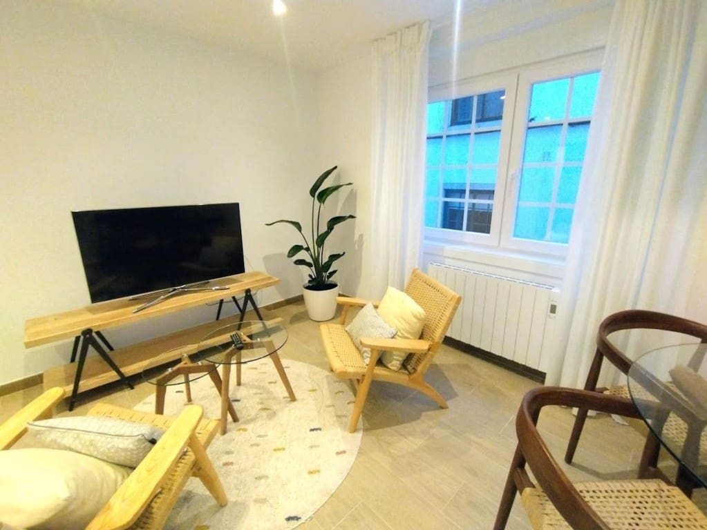 2 bedroom Apartment for rent in Santiago de Compostela - € 800 (Ref: 9738438)