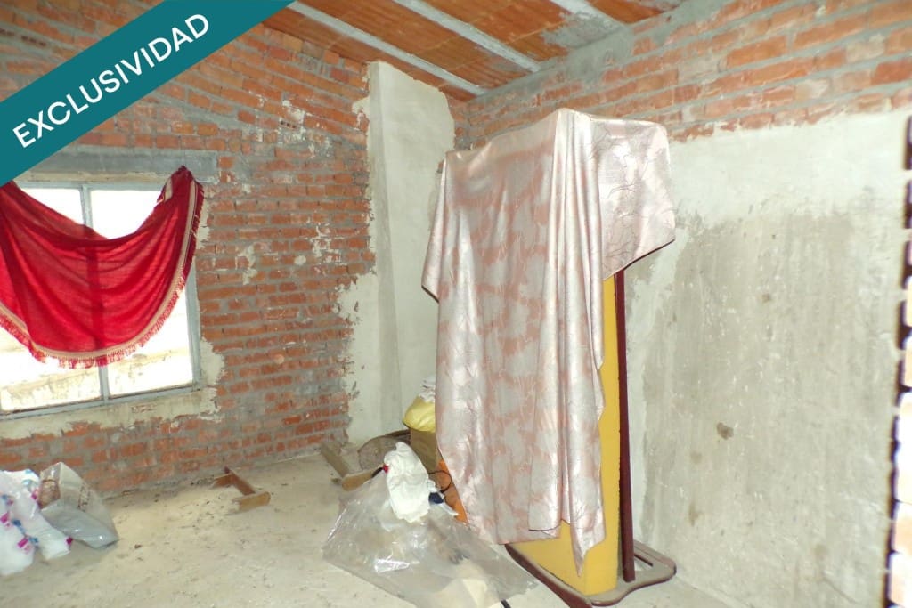 4 bedroom Villa for sale in Chinchon - € 116,000 (Ref: 9738441)