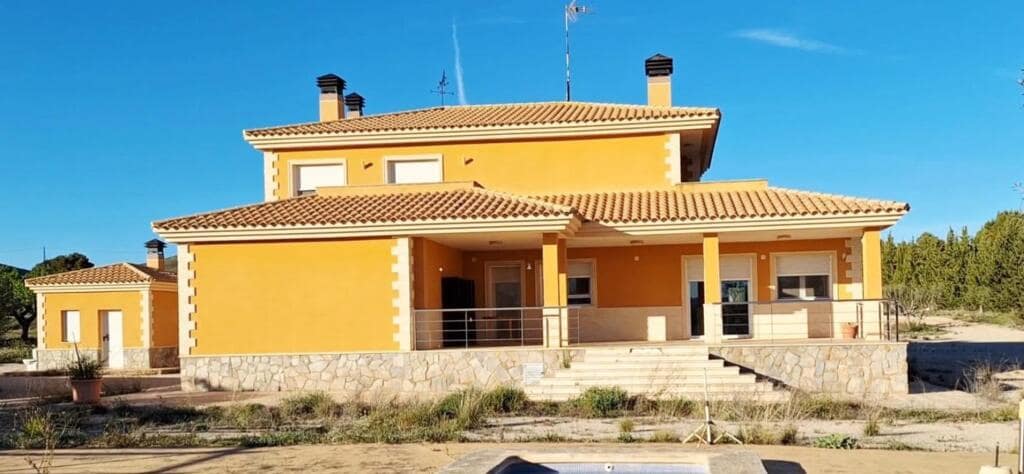 4 bedroom Villa for sale in Yecla with pool - € 500,000 (Ref: 9751865)