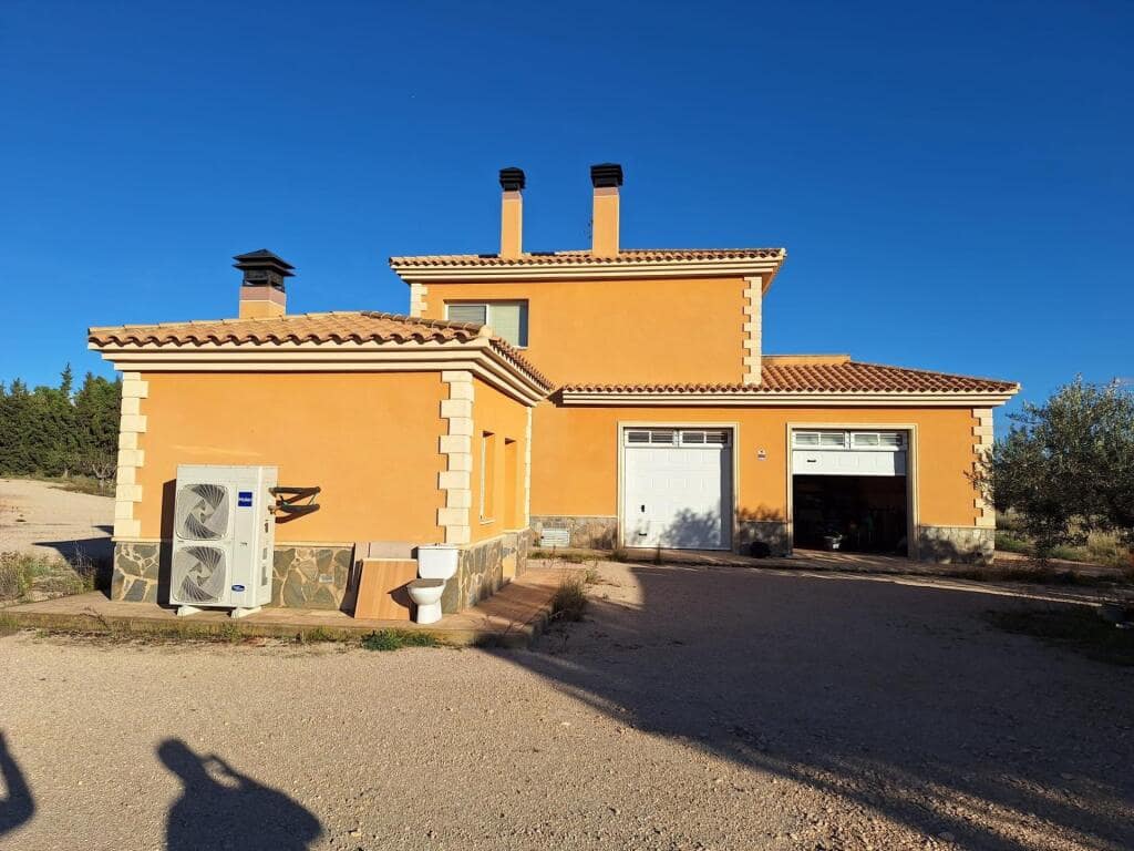 4 bedroom Villa for sale in Yecla with pool - € 500,000 (Ref: 9751865)