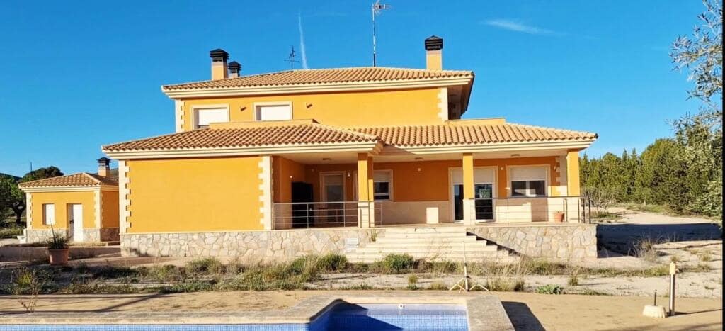 4 bedroom Villa for sale in Yecla with pool - € 500,000 (Ref: 9751865)