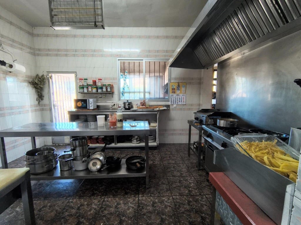 5 bedroom Villa for sale in Trijueque - € 495,000 (Ref: 9751870)