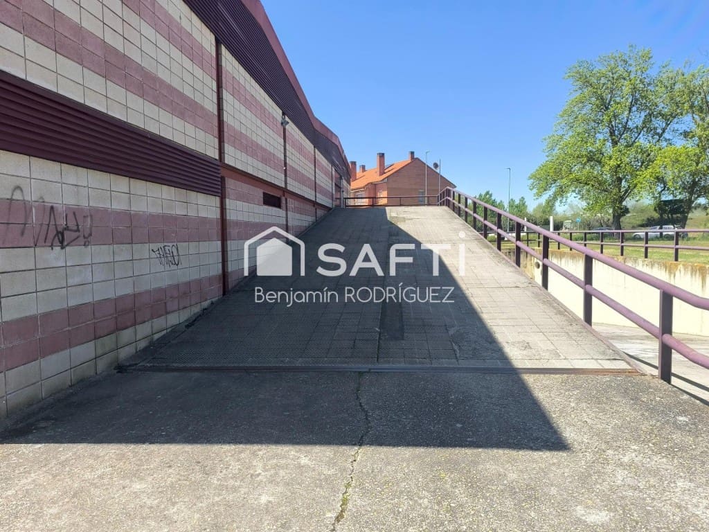 Garage for sale in Laguna de Duero - € 38,000 (Ref: 9751877)