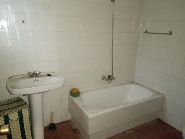 5 bedroom Finca/Country House for sale in Valencia de Don Juan - € 88,000 (Ref: 9755545)