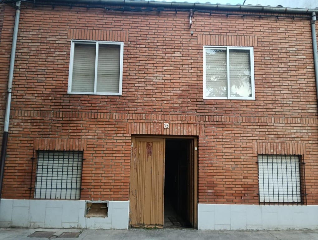 5 bedroom Finca/Country House for sale in Valencia de Don Juan - € 88,000 (Ref: 9755545)