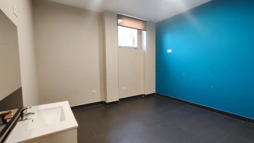 Commercieel te koop in Leon stad - € 75.000 (Ref: 9761878)