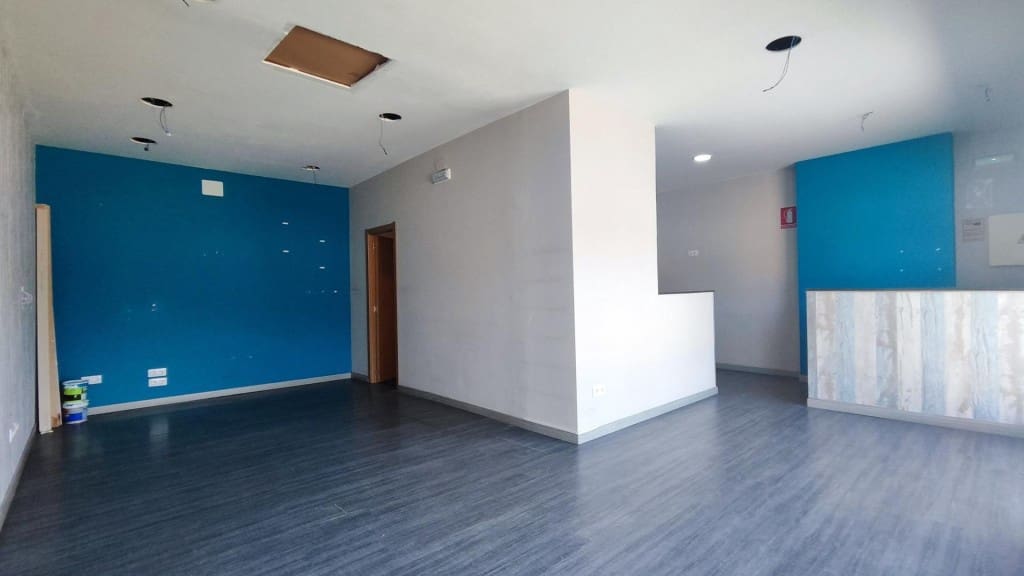 Commercieel te koop in Leon stad - € 75.000 (Ref: 9761878)