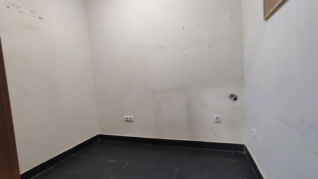 Commercieel te koop in Leon stad - € 75.000 (Ref: 9761878)