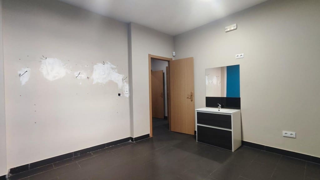 Commercieel te koop in Leon stad - € 75.000 (Ref: 9761878)