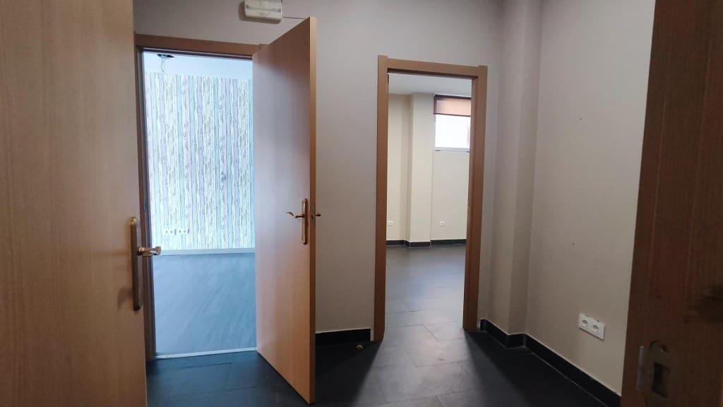 Commercieel te koop in Leon stad - € 75.000 (Ref: 9761878)