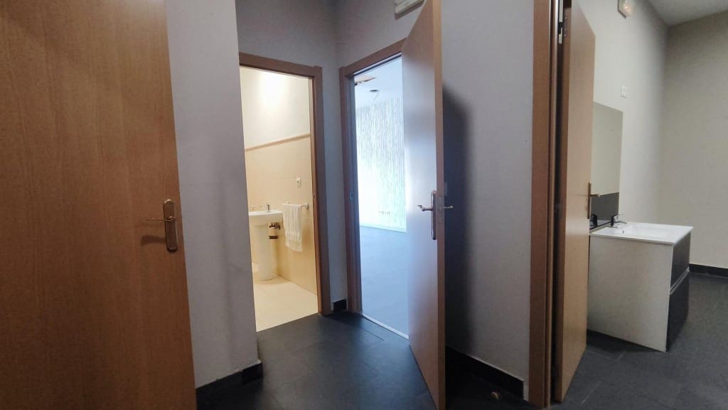 Commercieel te koop in Leon stad - € 75.000 (Ref: 9761878)