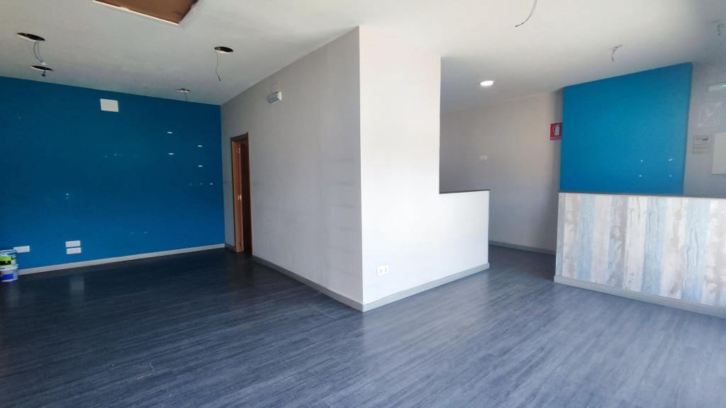 Commercieel te koop in Leon stad - € 75.000 (Ref: 9761878)