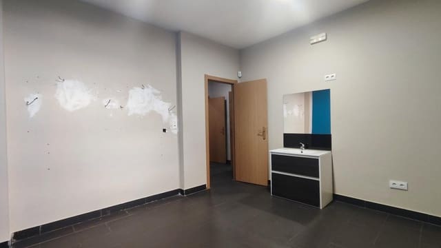 Commercieel te koop in León stad - € 75.000 (Ref: 9761878)