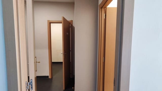 Commercieel te koop in León stad - € 75.000 (Ref: 9761878)