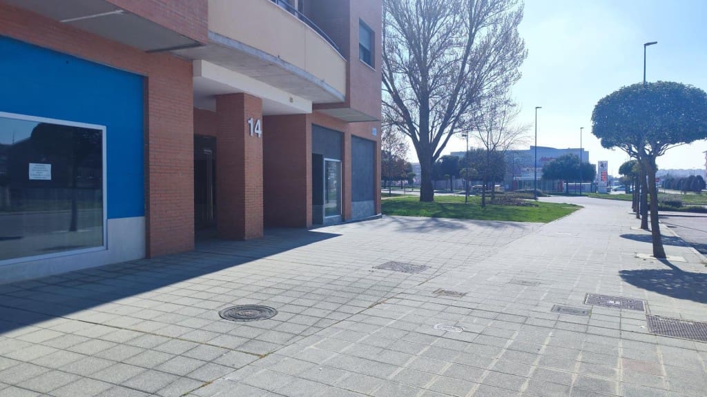 Commercieel te koop in Leon stad - € 75.000 (Ref: 9761878)