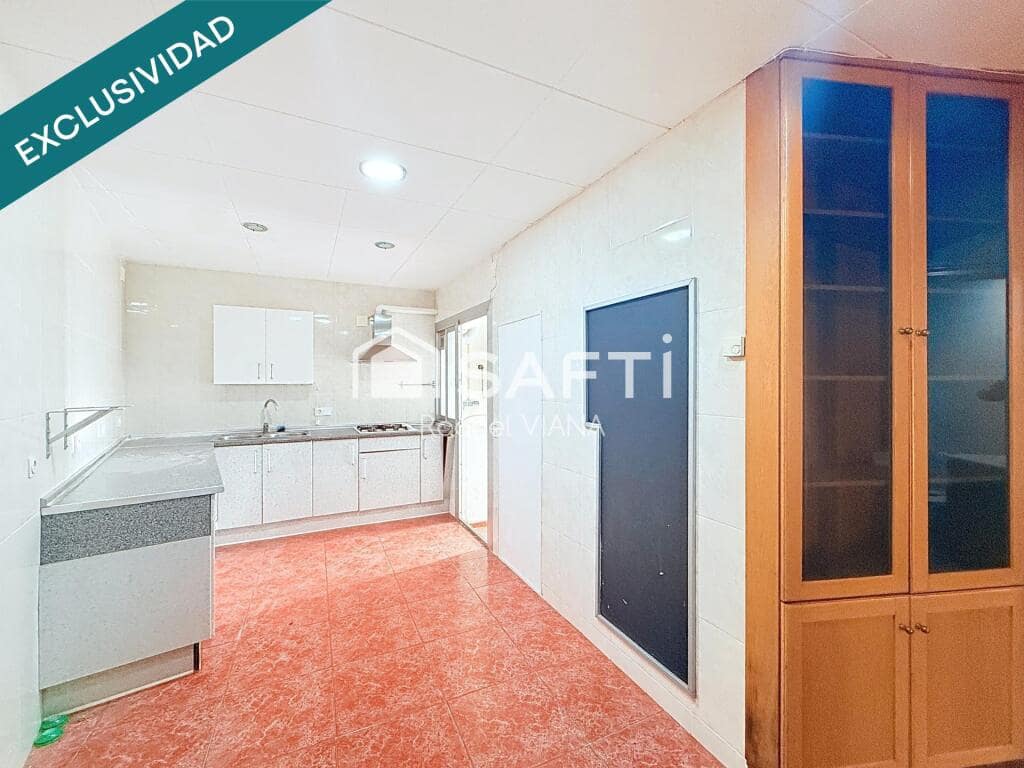 10 bedroom Villa for sale in Sant Vicenc dels Horts - € 395,000 (Ref: 9772890)