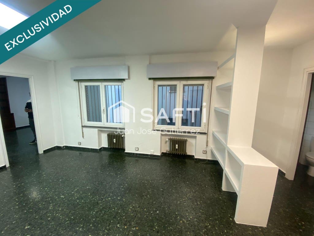 Kontor til salgs i Leon by - € 88 000 (Ref: 9783184)