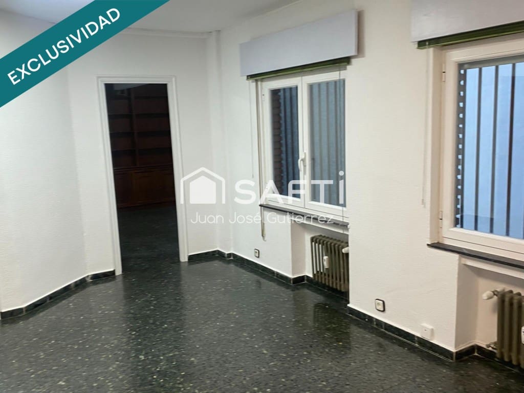 Kontor til salgs i Leon by - € 88 000 (Ref: 9783184)