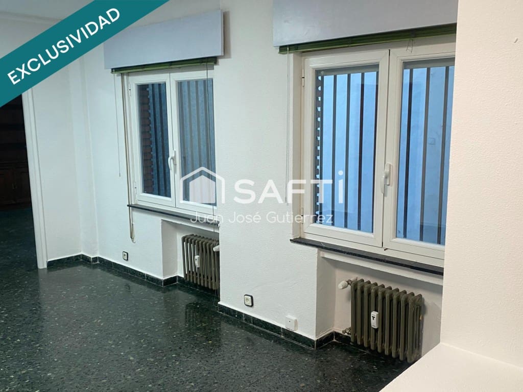 Kontor til salgs i Leon by - € 88 000 (Ref: 9783184)