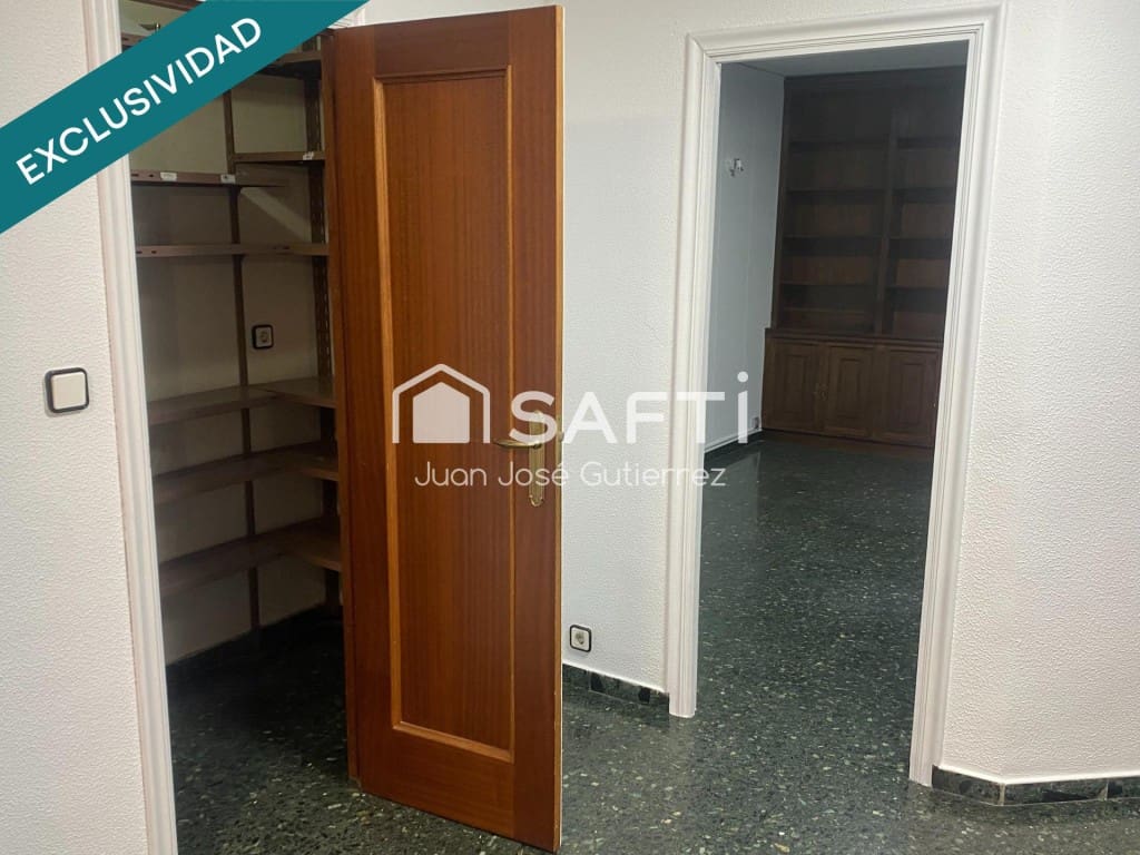 Kontor til salgs i Leon by - € 88 000 (Ref: 9783184)