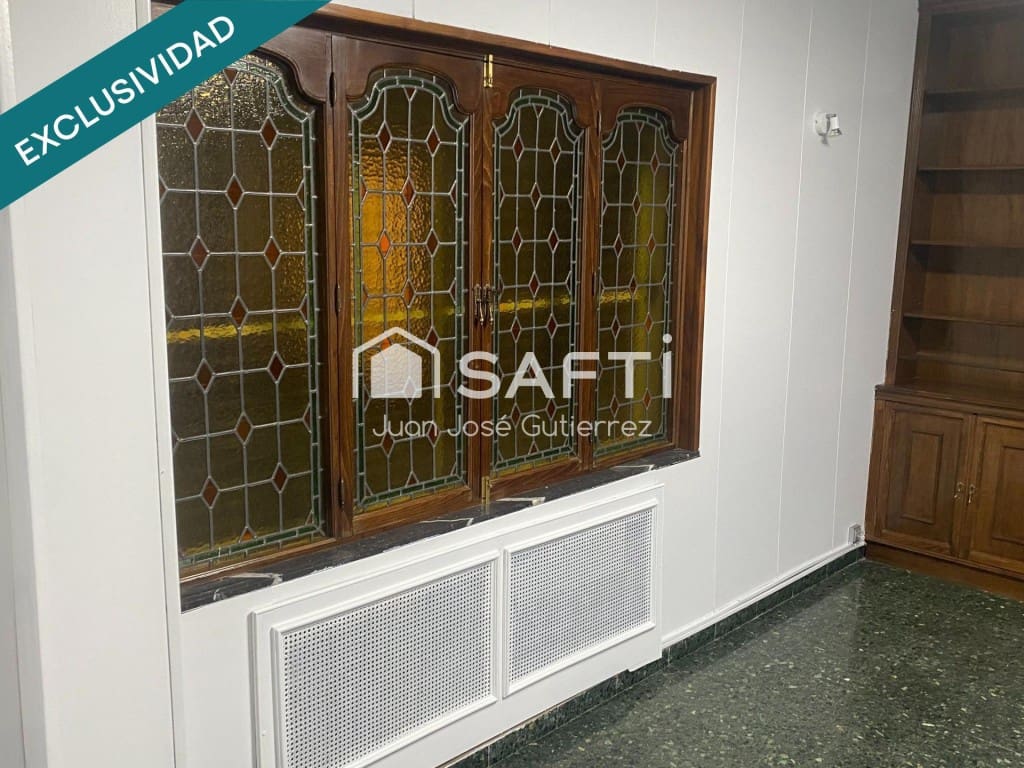 Kontor til salgs i Leon by - € 88 000 (Ref: 9783184)