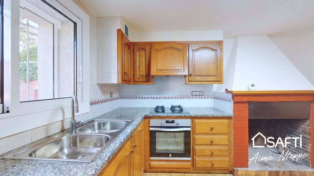 6 soveværelse Villa til leje i Parlava med garage - € 1.200 (Ref: 9788293)