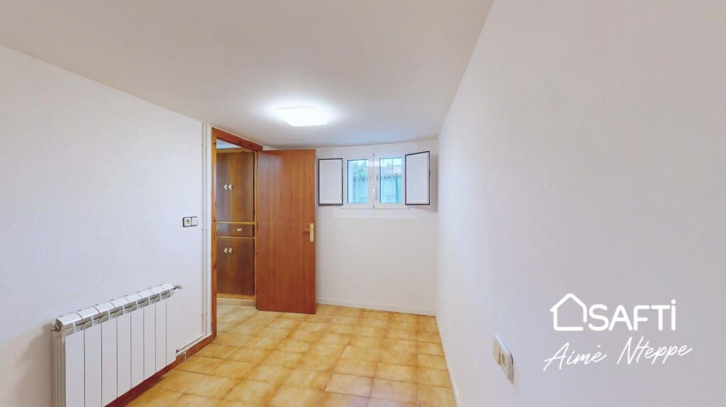 6 soveværelse Villa til leje i Parlava med garage - € 1.200 (Ref: 9788293)