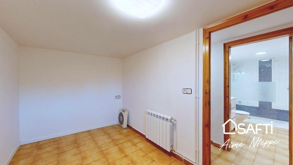 6 soveværelse Villa til leje i Parlava med garage - € 1.200 (Ref: 9788293)