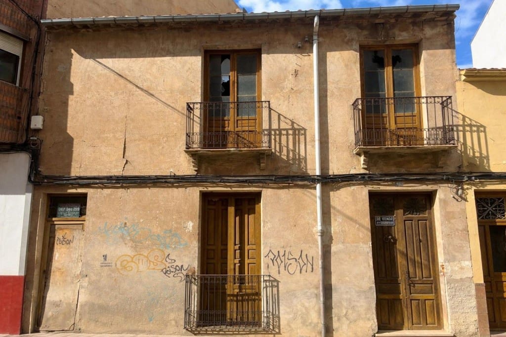 4 soveværelse Villa til salg i Almansa med garage - € 49.000 (Ref: 9788298)