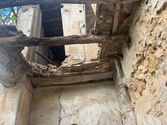 4 soveværelse Villa til salg i Almansa med garage - € 49.000 (Ref: 9788298)