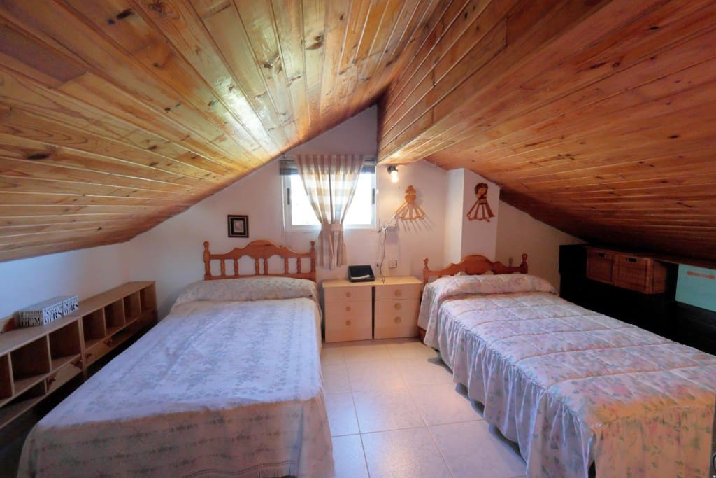 5 bedroom Villa for sale in Priaranza del Bierzo - € 250,000 (Ref: 9804196)