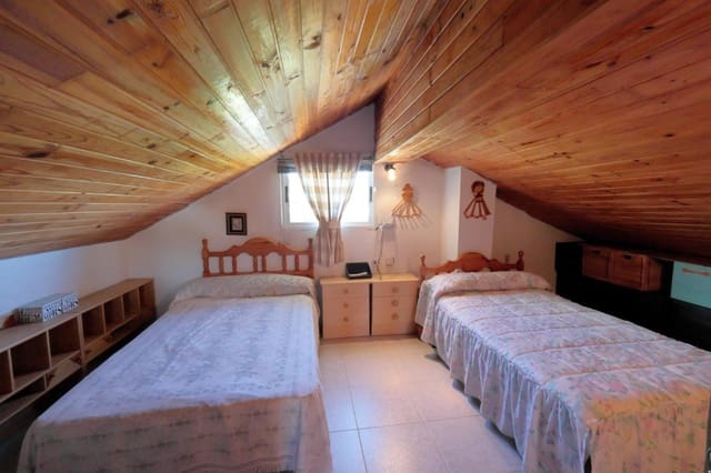 5 bedroom Villa for sale in Priaranza del Bierzo - € 250,000 (Ref: 9804196)