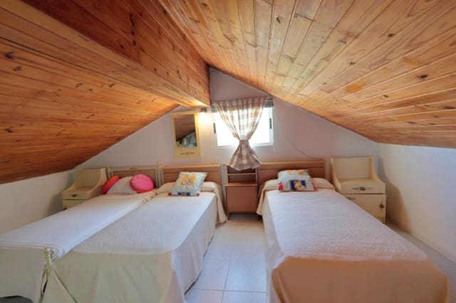 5 bedroom Villa for sale in Priaranza del Bierzo - € 250,000 (Ref: 9804196)