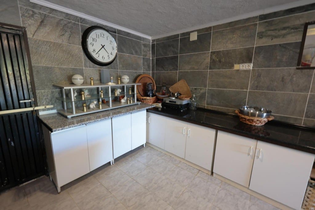 5 bedroom Villa for sale in Priaranza del Bierzo - € 250,000 (Ref: 9804196)