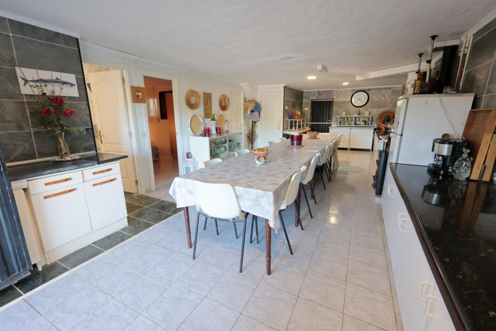 5 bedroom Villa for sale in Priaranza del Bierzo - € 250,000 (Ref: 9804196)