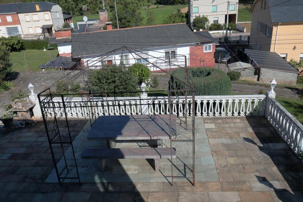 5 bedroom Villa for sale in Priaranza del Bierzo - € 250,000 (Ref: 9804196)