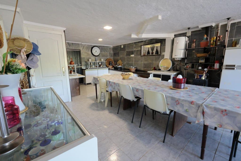 5 bedroom Villa for sale in Priaranza del Bierzo - € 250,000 (Ref: 9804196)