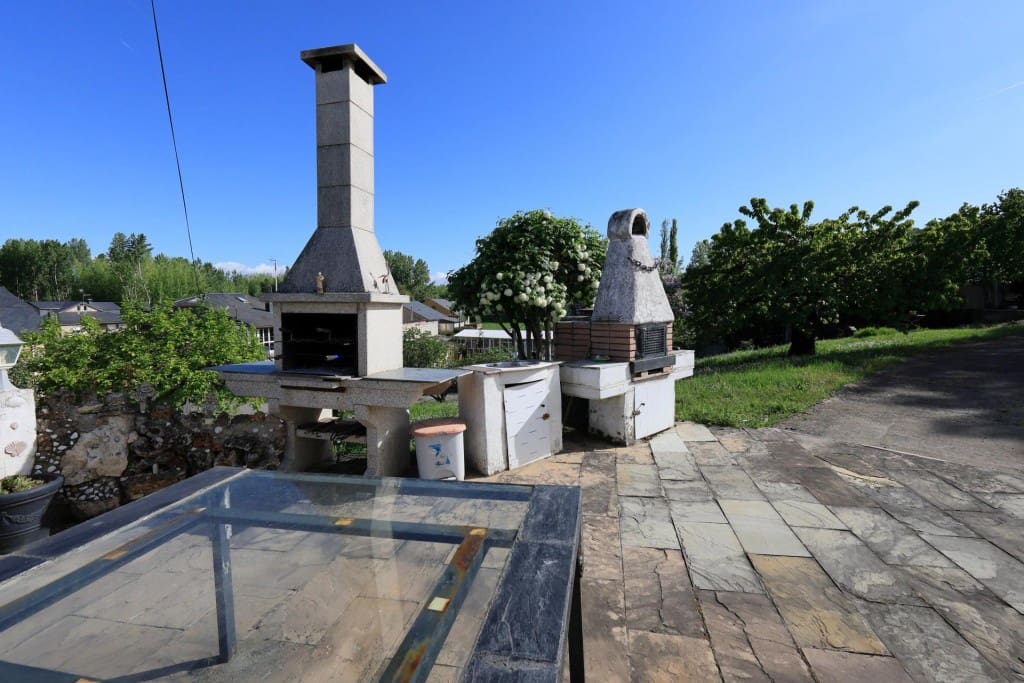 5 bedroom Villa for sale in Priaranza del Bierzo - € 250,000 (Ref: 9804196)