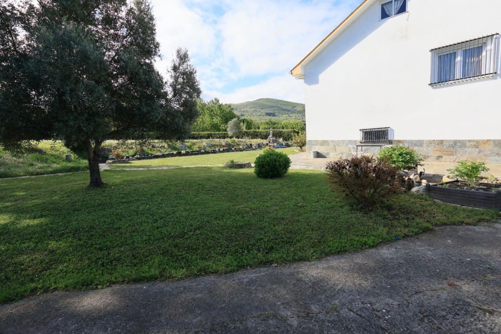 5 bedroom Villa for sale in Priaranza del Bierzo - € 250,000 (Ref: 9804196)