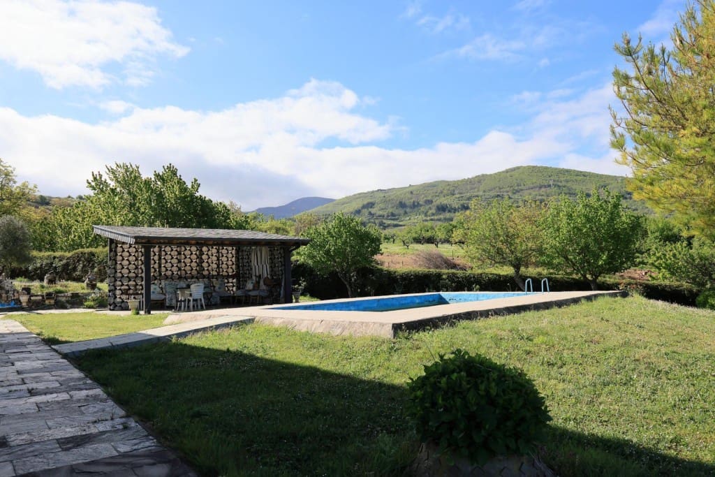 5 bedroom Villa for sale in Priaranza del Bierzo - € 250,000 (Ref: 9804196)