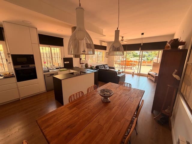 4 quarto Moradia em Banda para venda em Sitges com piscina - 875 000 € (Ref: 9806355)