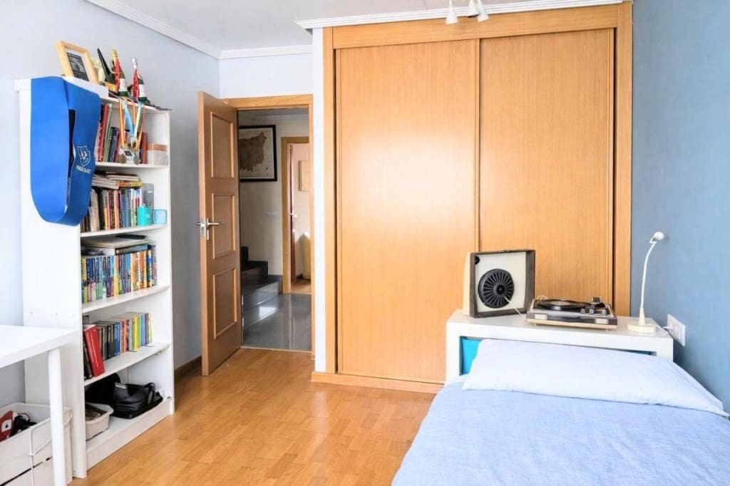 3 bedroom Terraced Villa for sale in San Andres del Rabanedo with garage - € 325,000 (Ref: 9815778)